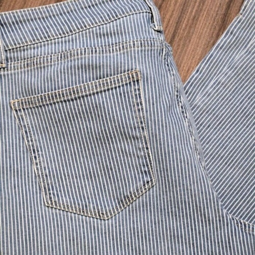 St Johns Bay Striped Cropped Jeans Size 10 Blue White Denim Casual Capri - Picture 2 of 12